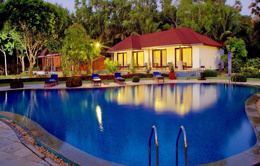 What is the importance of resorts on Poovar Island?