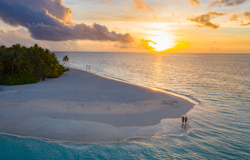 Embracing the Bahamas Breeze: The Magic of a Sailing Yacht Charter